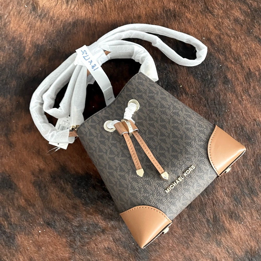Michael Kors Mercer Gallery Convertible Bucket Leather Shoulder Bag - Picture 2 of 5